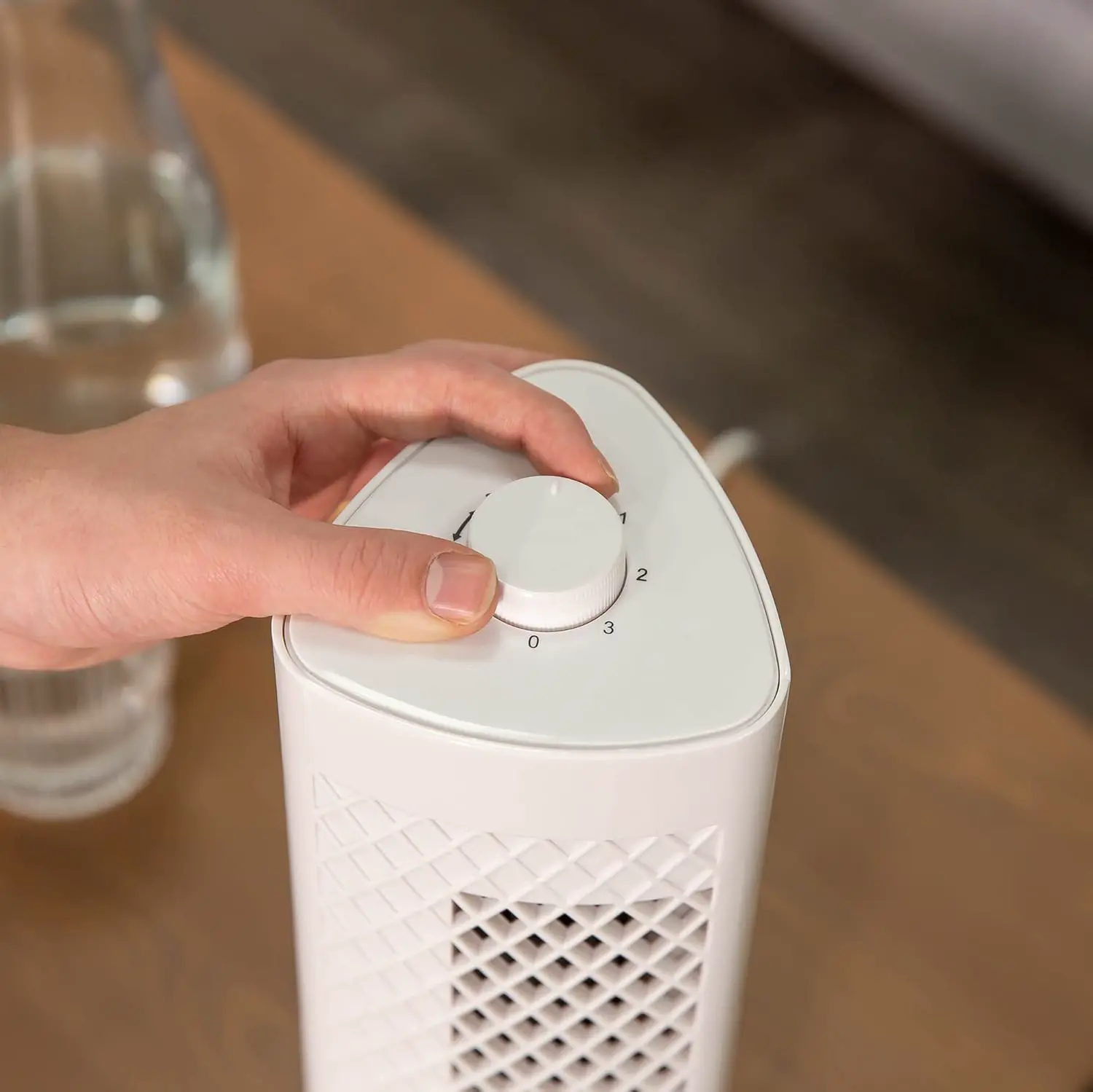 Russell Hobbs RHTF1321 Mini-Turmventilator, leicht, 33 cm, tragbar, 3 Geschwindigkeiten, 75° Schwenkwinkel, kräftiger Luftstrom, leise im Betrieb, weiß vue 2